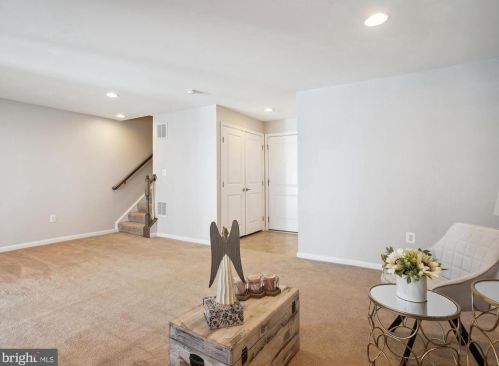 1739 Rockledge Ter, Woodbridge VA  22192-2512 exterior