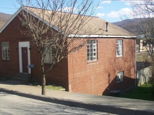 70 Dain St, Richwood, WV 26261-1041