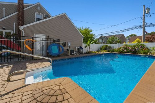 3766 Hudson Ave, Seaford NY  11783-2319 exterior