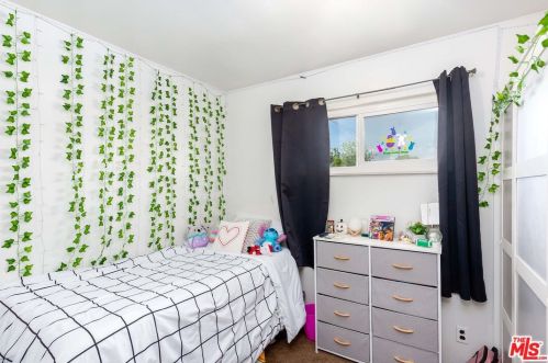 44025 Date Ave, Lancaster CA  93534-4425 exterior