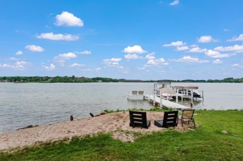 37211 Valley Rd, Oconomowoc, WI 53066-4746