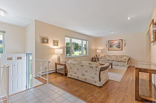 10 White Birch Dr, Crotonville NY  10562-2521 exterior