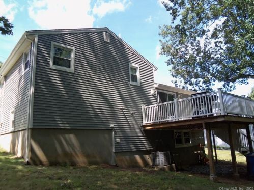31 Robincrest Dr, Waterbury, CT 06708-2423