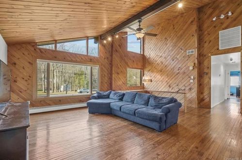 6 Mayer Dr, Airmont NY  10901-3807 exterior