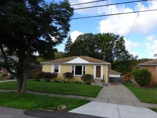 479 Karen Dr, Berea, OH 44017-1635