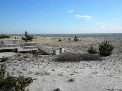 317 Dune Rd, West Hampton Beach, NY 11978-2943