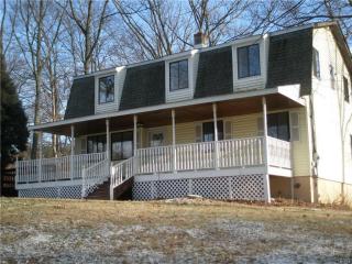 148 Tanbark Ln, Tannersville, PA 18372-7811