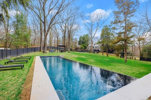 109 Mayapple Rd, Stamford CT  06903-1314 exterior