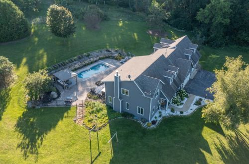 7627 Pond View Ln, West Bend, WI 53090-9379
