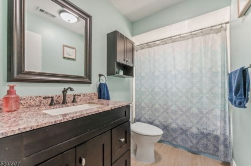 6 Devonshire Ct, Flemington NJ  08822-1813 exterior