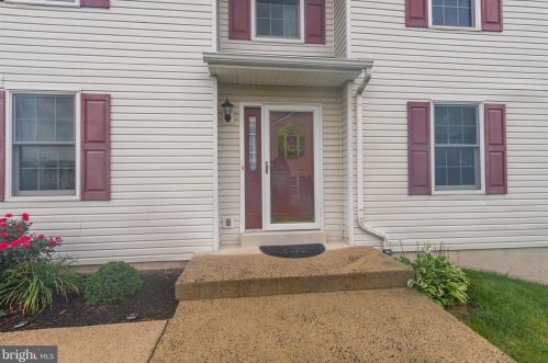 592 Harrington Ct, Harleysville, PA 19438-3704