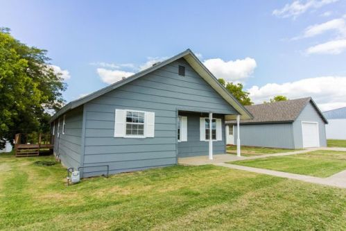 211 Rose Ave, Caney, KS 67333-1713