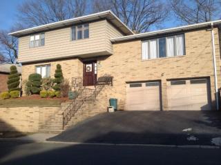 786 Oakwood Ln, Ridgefield NJ  07657-1306 exterior