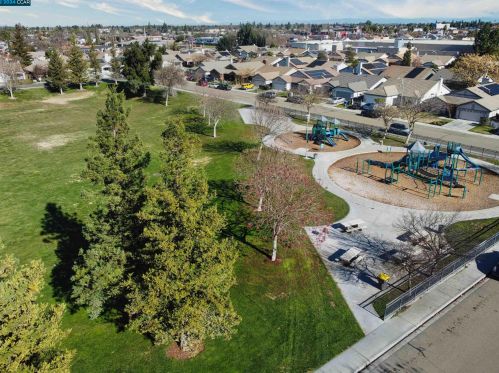 1062 Schadeck St, Manteca CA  95336-5956 exterior