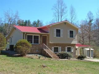 25 Walton Dr, Hendersonville, NC 28739-3117
