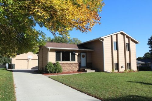 206 Sandburg Ct, Ames, IA 50014-7769