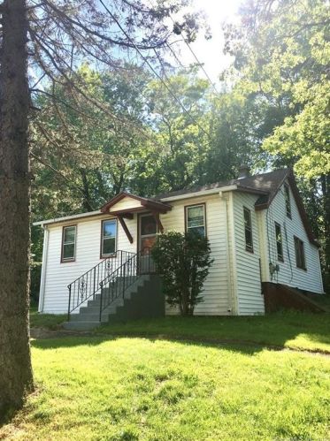 45 Dickerman Ave, Windsor Locks, CT 06096-1305