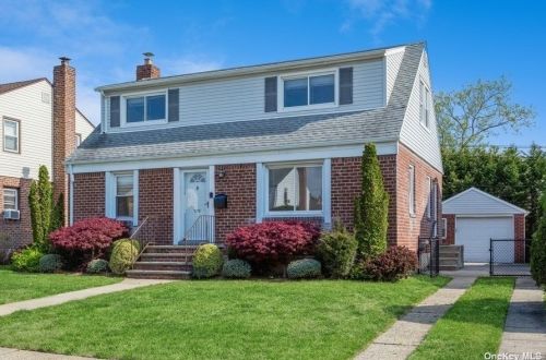 276 Norfeld Blvd, Floral Park, NY 11003-3640