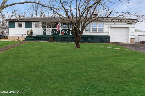 271 Huxley Dr, Bricktown, NJ 08723-6581