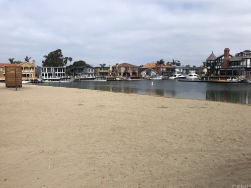 16766 Algonquin St, Huntington Beach CA 92649-3809 exterior