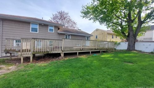 470 Thorme St, Bridgeport, CT 06606-3417