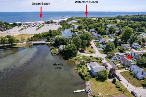 37 Shore Dr, Waterford, CT 06385-3924