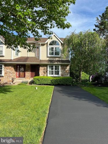 56 Pearl Dr, Gardenville, PA
