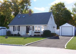 4 Academy Ln, Oakdale, NY 11769-1802