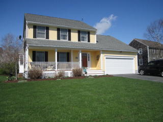 16 Lilac Ln, Portsmouth, RI 02871-2261