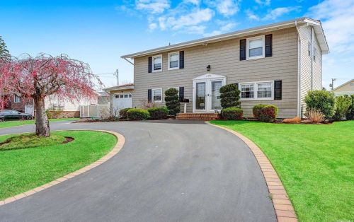 198 Young St, Babylon, NY 11704-2925