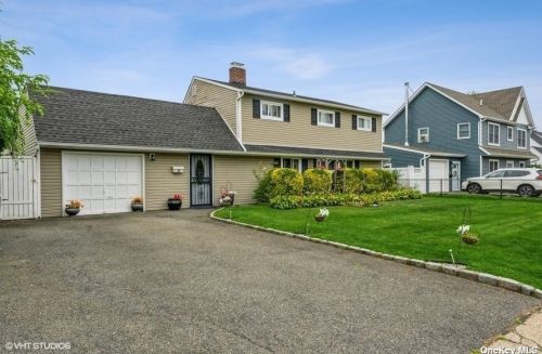 48 Wedgewood Ln, North Wantagh, NY 11793-1205