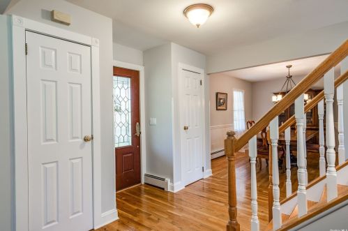8 Buckingham Meadow Rd, Strongs Neck, NY 11733-1948