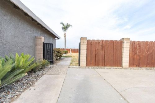 1812 Golf Rd, Turlock CA  95380-9746 exterior