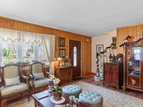 350 Clayton St, Central Islip, NY 11722-3002
