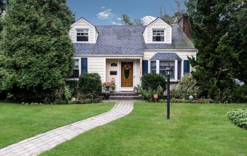 1577 Henry Rd, North Wantagh, NY 11793-3121