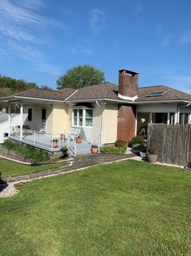 1008 Broad St, South Connellsville, PA 15425-6404