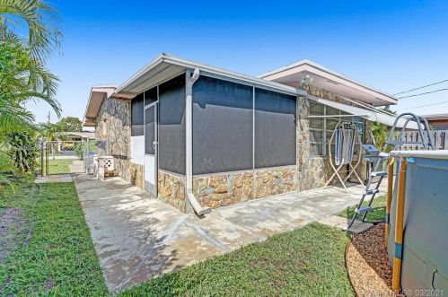 8490 10th St, Hollywood FL  33024-4939 exterior