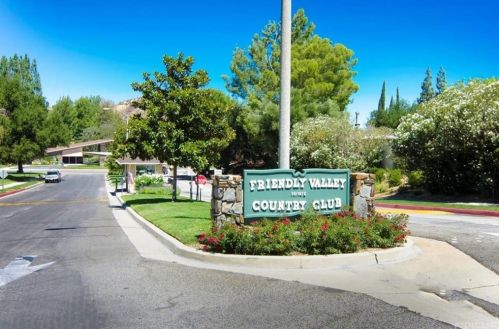 19032 Avenue Of The Oaks, Santa Clarita CA  91321-1444 exterior