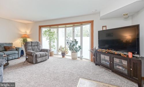 318 White Birch Dr, Riverton, NJ 08077-4396