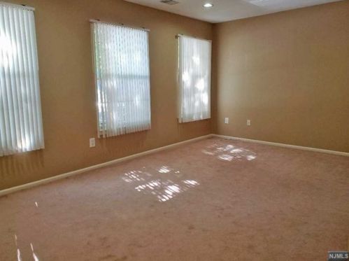 2048 Charles Ct, Mahwah NJ  07430-3800 exterior