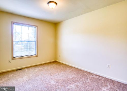 27 Cloverdale Pl, Charles Town WV  25414-4033 exterior