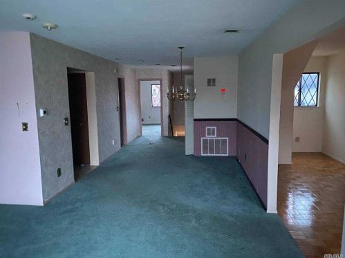 185 Cambridge Dr, Copiague, NY 11726-3248