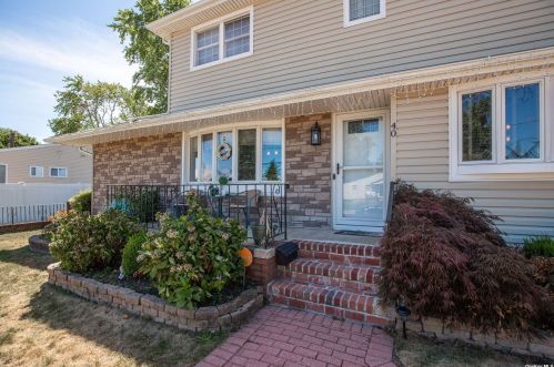 40 11th St, Deer Park, NY 11729-4010