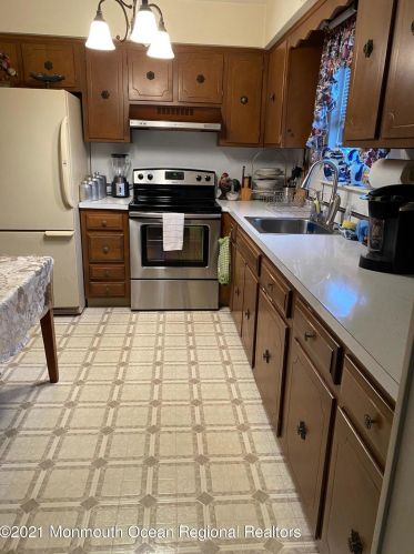2 Logan Ct, Bricktown, NJ 08724-2422