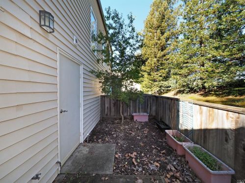 1638 Yardley St, Santa Rosa CA 95403-2397 exterior