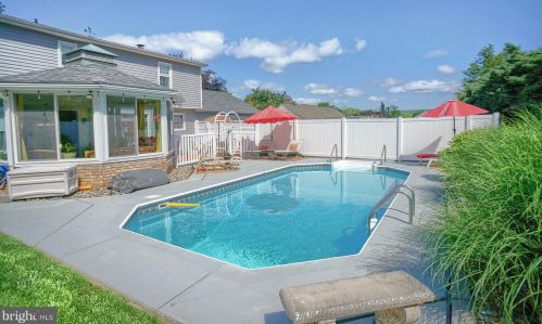 475 Woodcrest Dr, Navy Sup Dpt PA 17050-6854 exterior