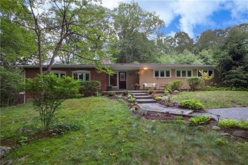 22 Metacomet Rd, Farmington, CT 06032-1801