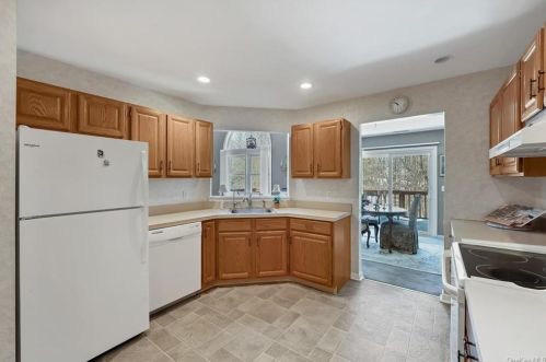 45 Deer Crossing Dr, Fishkill NY  12524-1365 exterior