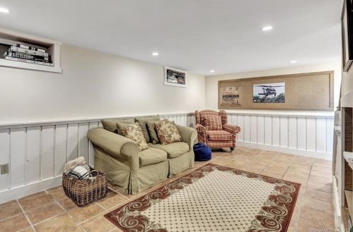 136 Vlg Rd, Huntington CT 06484-1778 exterior