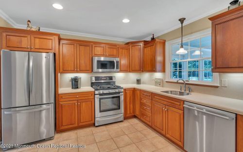 33 Pelican Rd, Middletown NJ  07748-3237 exterior